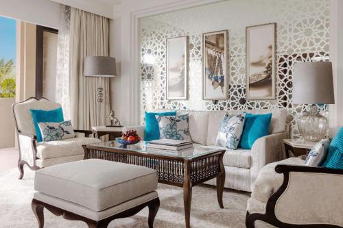 Palace Manzil Executive Suite – UAE Resident, UAE ID Mandatory - includes 500 AED daily credit, Host Service Afternoon Tea, Evening Drinks, DRIFT Beach Club Access, Waterpark Access