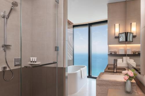 One Bedroom Sea View Suite & World's Highest Infinity Pool Access