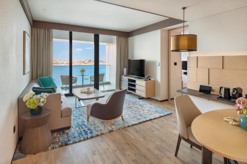 Club One Bedroom Executive Sea View Suite with Lunch & World's Highest Infinity Pool Access