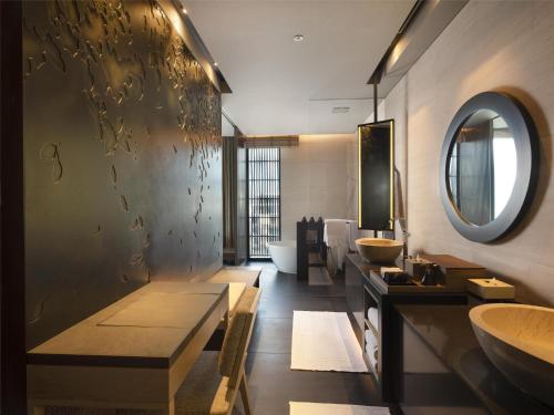 Family Suite, Spacious Interconnecting Room with 2 balconies and 2 bathrooms with Complimentary Rainforest Experience once per stay