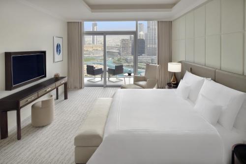 Premier Suite Burj Khalifa and  Fountain View – Lounge access  serving lunch, afternoon tea, and dinner