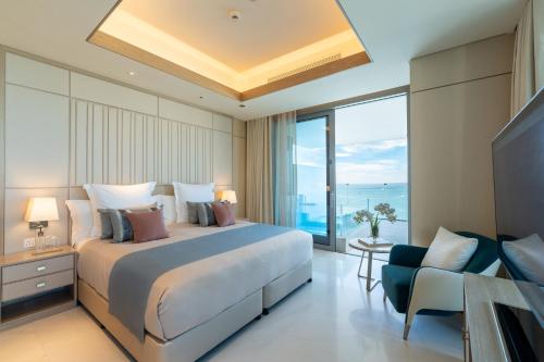 1 Bedroom Skyline Suite with Pool