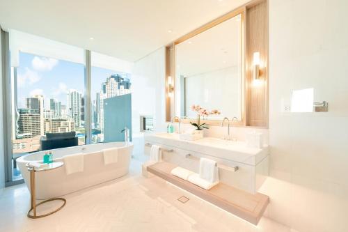 1 Bedroom Skyline Suite with Pool