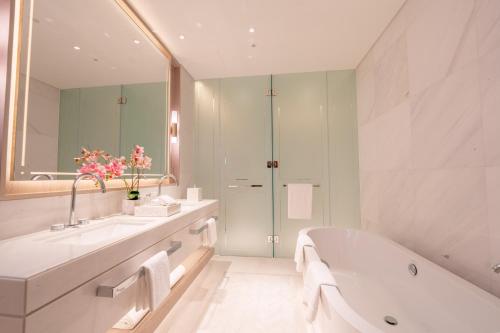 4 Bedroom Skyline Suite with Pools