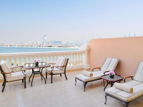 Raffles Club Palm Room - Lounge Access