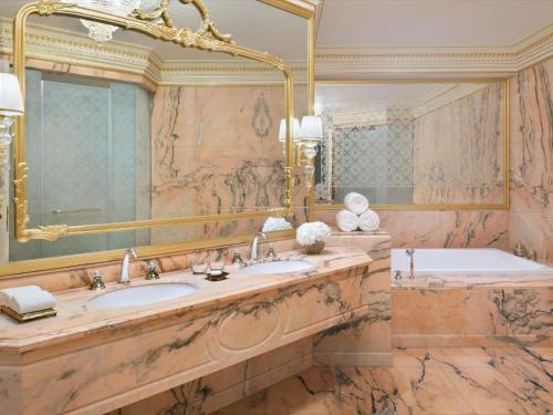 Raffles Presidential Suite With balcony and Lounge Access