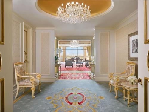 Raffles Presidential Suite With balcony and Lounge Access