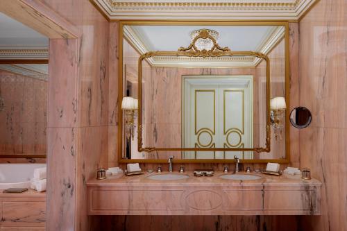 Raffles Presidential Suite With balcony and Lounge Access
