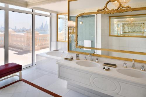 Premier Jacuzzi Suite with Balcony - Lounge Access