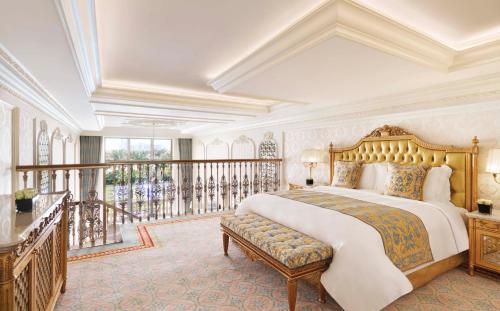 Duplex Suite with Balcony and Club Lounge Access