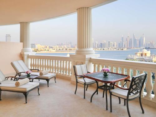 Premier Suite with Balcony - Lounge Access