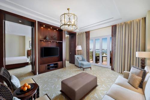 One Bedroom Gulf Suite, 1 King Bed, Garden View