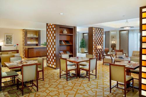 One Bedroom Club Suite, 1 King Bed, Club Lounge Access with 5 Culinary Presentations Including Breakfast and Free Flowing Beverages