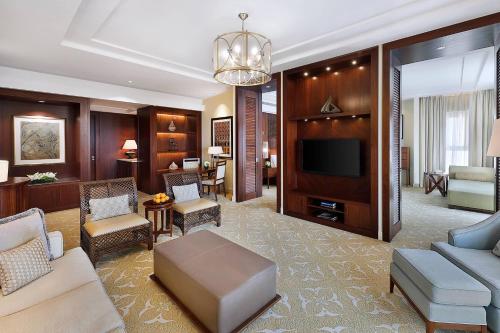 One Bedroom Club Suite, 1 King Bed, Club Lounge Access with 5 Culinary Presentations Including Breakfast and Free Flowing Beverages