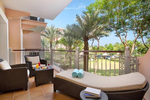 One Bedroom Suite, 1 King Bed, Garden View