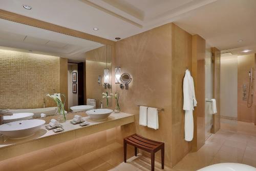 One Bedroom Suite, 1 King Bed, Garden View