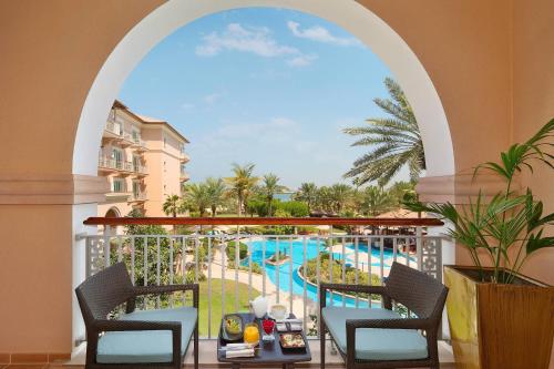 Club Garden Room, 1 King Bed, Club Lounge Access with 5 Culinary Presentations Including Breakfast and Free Flowing Beverages