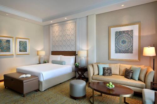 Club Garden Room, 1 King Bed, Club Lounge Access with 5 Culinary Presentations Including Breakfast and Free Flowing Beverages