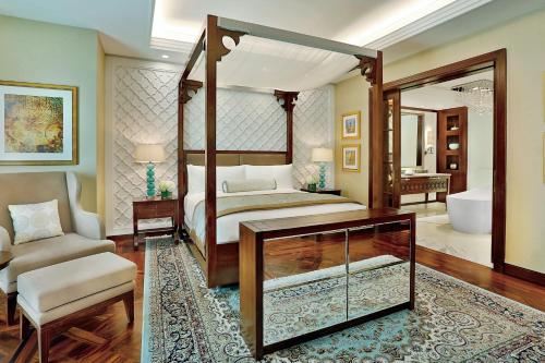 Emirates Suite, 1 King Bed, Club Lounge Access with 5 Culinary Presentations Including Breakfast and Free Flowing Beverages