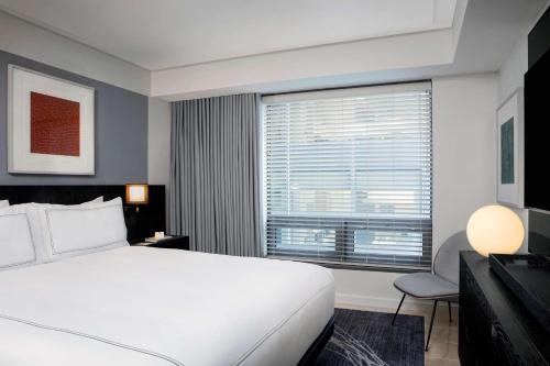 Executive King Suite with Roll-in Shower - Mobility Access