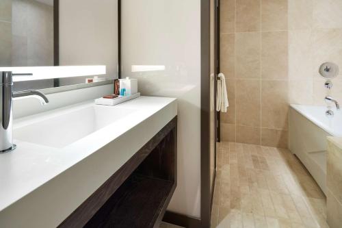 Executive King Suite with Roll-in Shower - Mobility Access