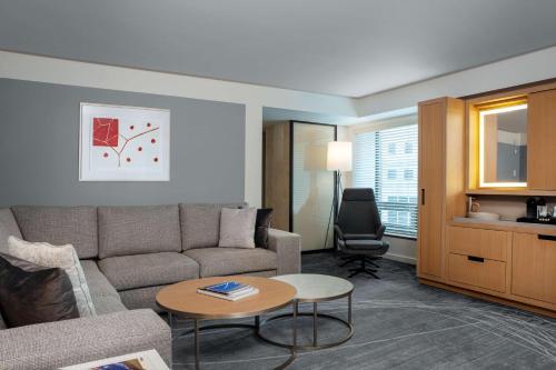 Executive King Suite with Roll-in Shower - Mobility Access