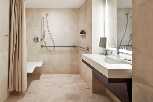 Deluxe King Suite with Roll-in Shower - Mobility Access