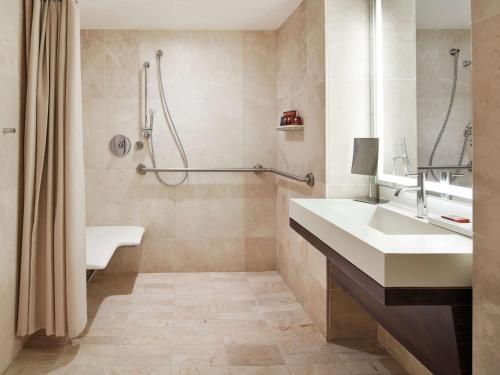 Deluxe King Suite with Roll-in Shower - Mobility Access