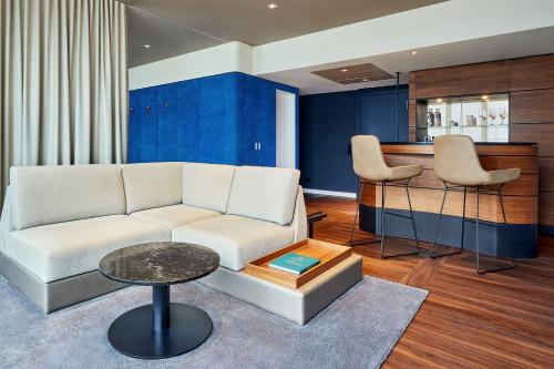 Lake King Suite with Balcony and View