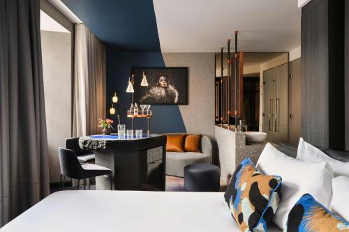 James Craig Deluxe Guest Room
