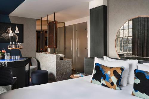 James Craig Deluxe Guest Room