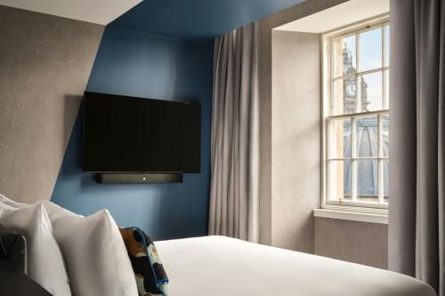 James Craig Deluxe Guest Room