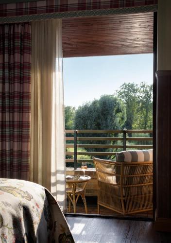 Graduate King Room with Balcony and River View