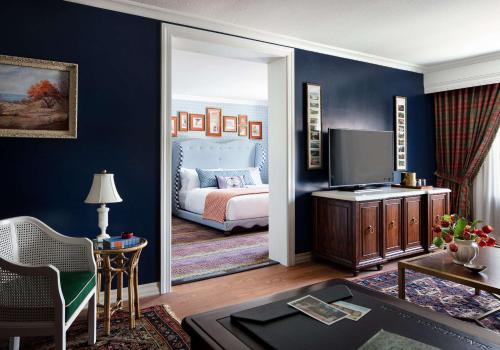 One-Bedroom King Suite with Roll-in Shower - Mobility/Hearing Access