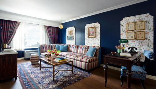 One-Bedroom Queen Suite and Bath Tub - Disability Access