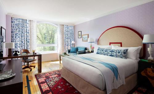 Graduate King Room