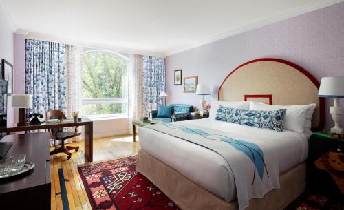 King Room with Roll-In Shower - Mobility Access