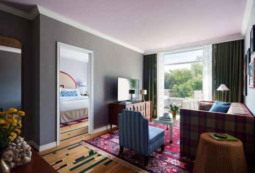 Graduate King Suite