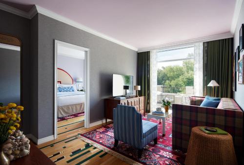 Graduate King Suite
