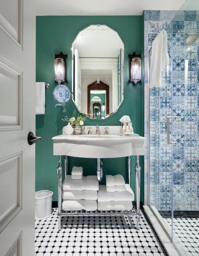 King Room with Roll-In Shower - Mobility Access
