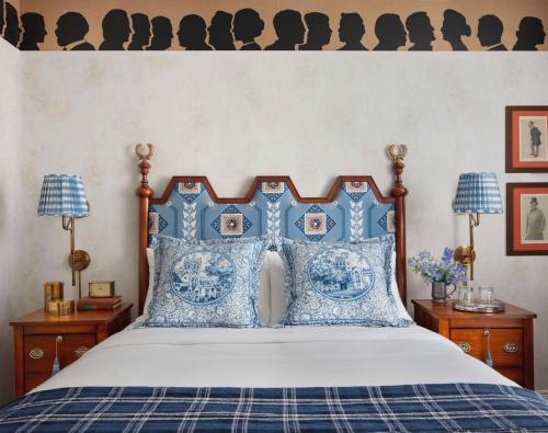 Graduate Queen Room