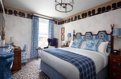 Graduate Queen Room