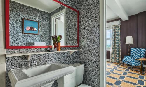 Graduate King Room with Bath Tub - Disability Access