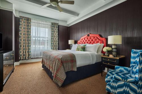 King Suite with Roll-In Shower - Disability Access