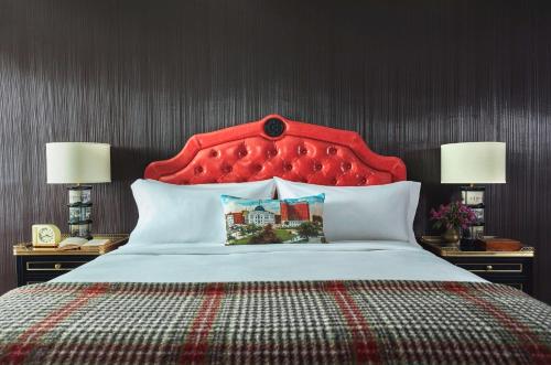 King Suite with Roll-In Shower - Disability Access