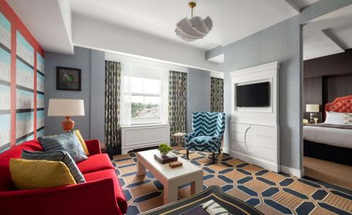 Graduate Junior King Suite - Hearing Accessible