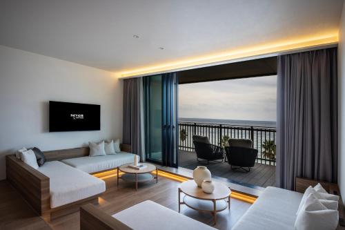 Deluxe Family Suite