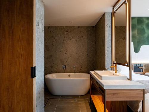 Premium King Room B