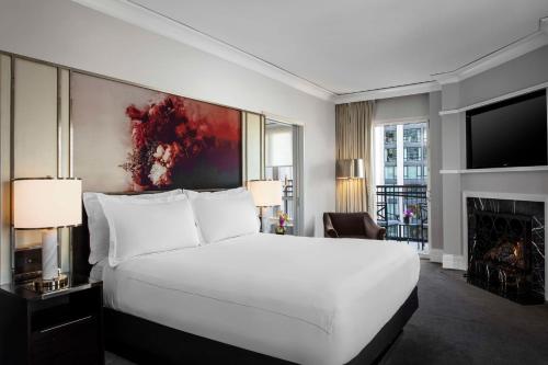 Junior Suite with Fireplace and Roll-in Shower - Mobility Access