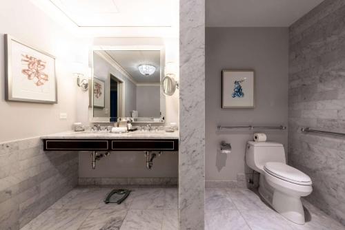 Junior Suite with Fireplace and Roll-in Shower - Mobility Access